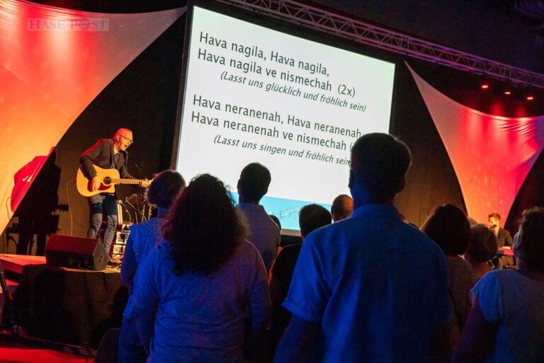 „Lasst uns singen und fröhlich sein“ – die Zeile aus „Hava nagila“ stellt quasi das Motto des Rudelsingens dar. / Foto: Gemeinde Wallenhorst