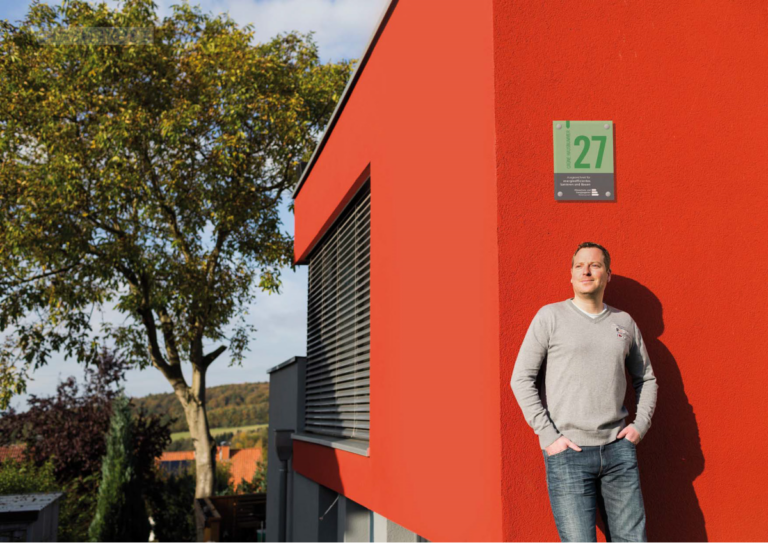 Die Grüne Hausnummer macht Gebäude mit einem besonders energieeffizienten Standard sichtbar. Bereits 81 Häuser schmückt die Grüne Hausnummer im Landkreis Osnabrück. Bewerbungen sind noch bis zum 1. Juli möglich. / Foto: Dawin Meckel