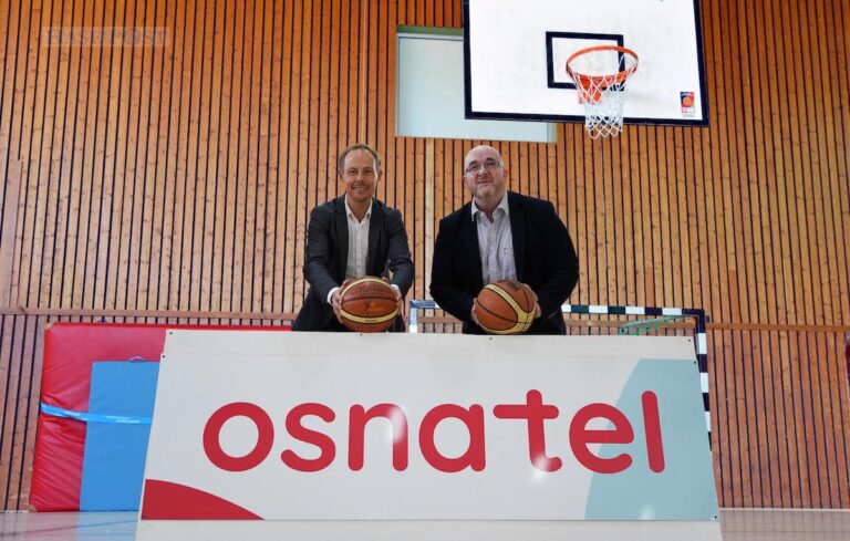 (von links) Alexander Voigt (osnatel) und Axel Voss (team4media) in datos – home of the panthers / Foto: OSC