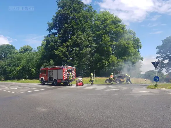 Radlader fängt während der Fahrt Feuer