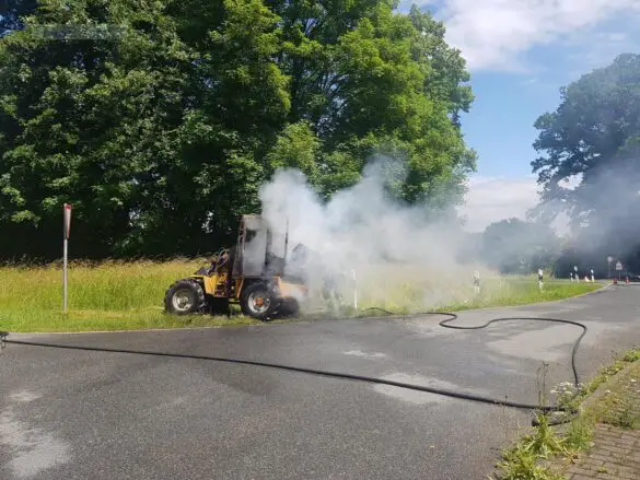 Radlader fängt während der Fahrt Feuer