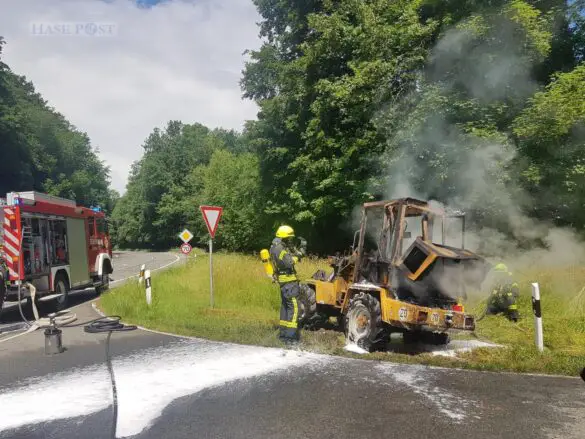 Radlader fängt während der Fahrt Feuer