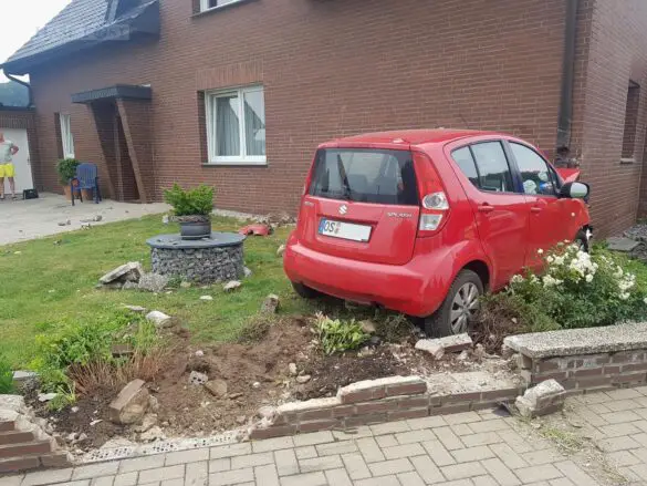 Auto prallt gegen Hauswand in Borgloh
