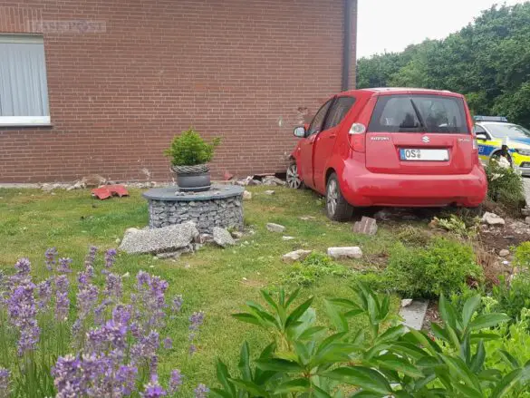 Auto prallt gegen Hauswand in Borgloh
