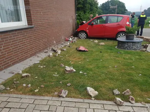 Auto prallt gegen Hauswand in Borgloh