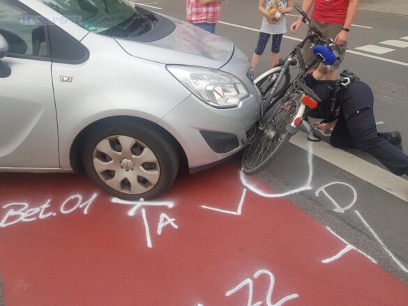 Schwer verletzt: Radfahrer und PKW kollidieren in Osnabrück-Dodesheide