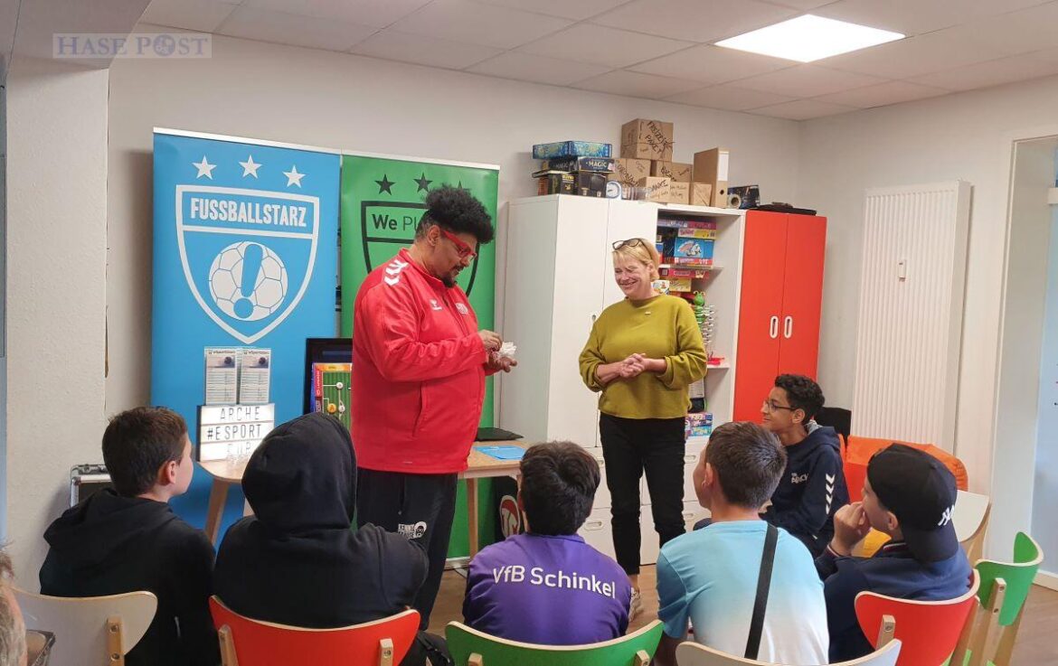 Kenny Krause lost bei den Arche-Buddies Teams für ein Playstation-Spiel zusammen. / Foto: Groenewold