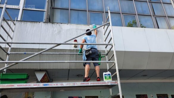 Die Fassade des YPSO-Gebäudes wird gereinigt. / Foto: Groenewold