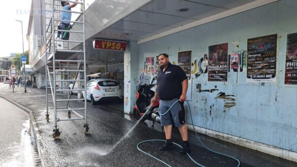 Der Gehweg wird ebenfalls gereinigt. / Foto: Groenewold