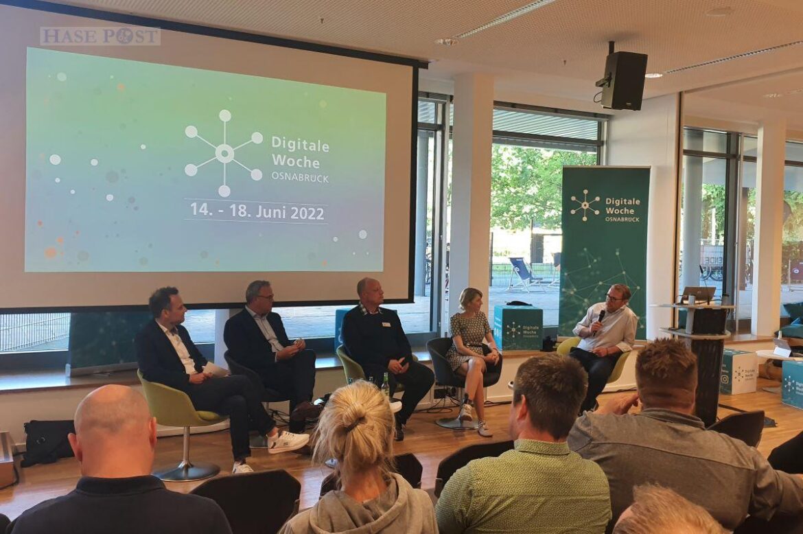 Bei der Podiumsdiskussion wurde über viele digitale Themen gesprochen: (von links) Marco Hörmeyer (Pressesprecher bei den Stadtwerken Osnabrück), Claas Beckord (Leiter Referat für nachhaltige Stadtentwicklung der Stadt Osnabrück), Markus Maus (Leitung PIKSL Labor Osnabrück), Dr. Maria Real Perdomo (Senior Consultant bei „City & Bits"), und Stefan Muhle (Staatssekretär für Digitalisierung im Niedersächsischen Ministerium für Wirtschaft, Arbeit, Verkehr und Digitalisierung)