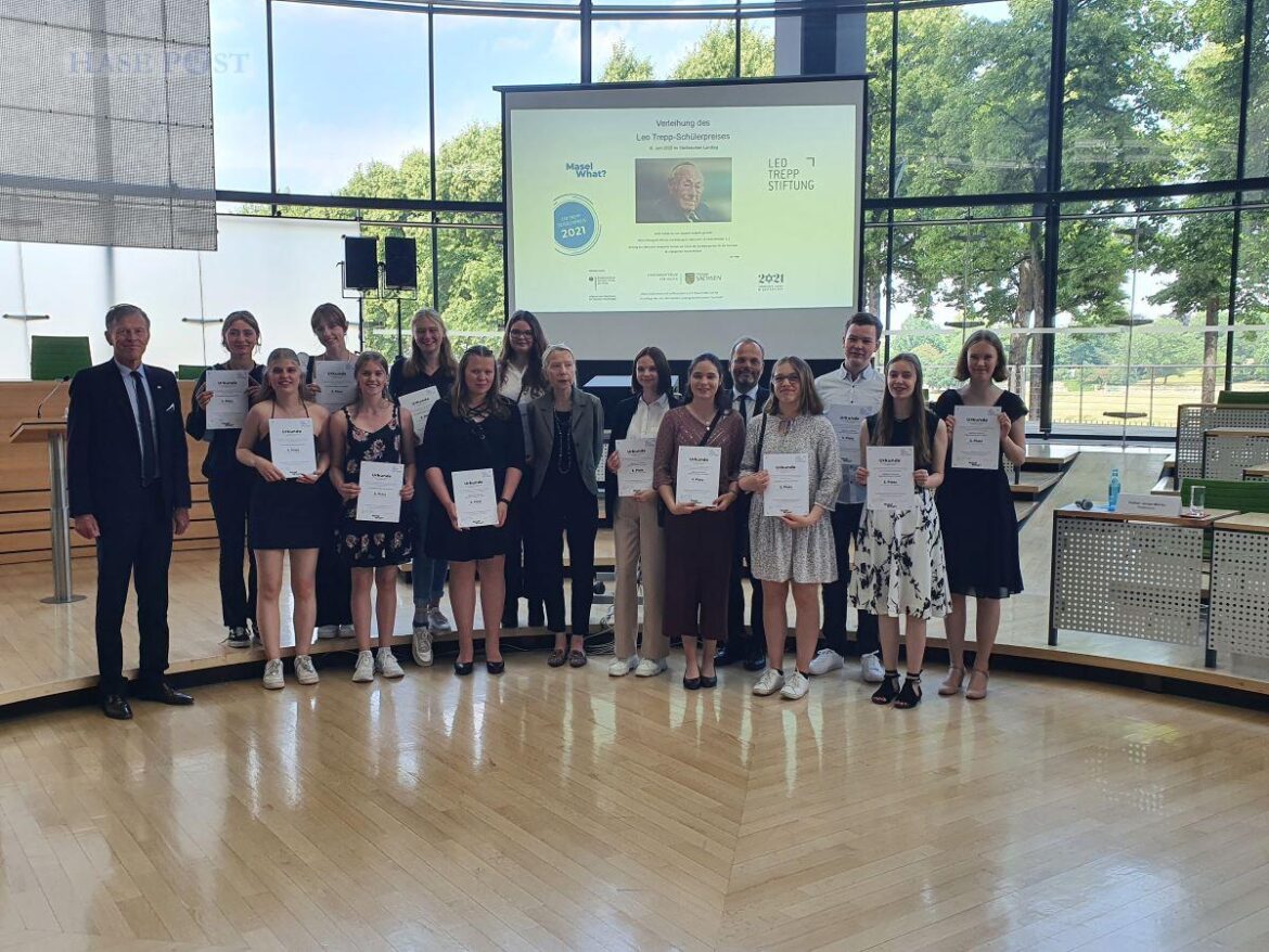 Die Schülerinnen und Schüler nehmen die Urkunde bei der Preisverleihung im Sächsischen Landtag entgegen. /Foto: Jan Müller