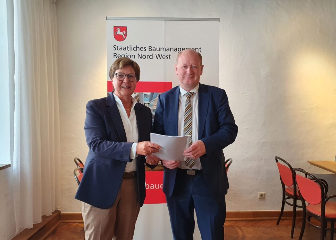Finanzminister Reinhold Hilbers hat den Bauauftrag für das neue Institutsgebäude am Standort Westerberg an Cristina von Pozniak-Bierschenk vom Staatlichen Baumanagement der Region Nord-West übergeben. / Foto: Groenewold