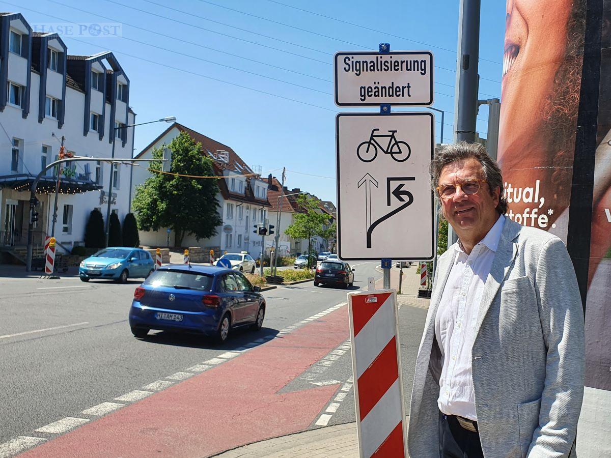 Stadtbaurat Frank Otte an der Kreuzung Bremer Straße/Gartlager Weg, bei der nun das neue Ampelsystem für das indirekte Linksabbiegen eingeführt wurde. / Foto: Groenewold