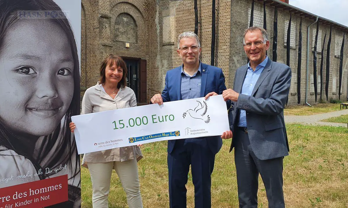 Das Projekt "Meine Spur" möchte ukrainischen Jugendlichen einen Ort des Austausches geben. (von links nach rechts): Birgit Dittrich (terre des hommes), Dr. Stefan Breer (Lions Club Osnabrück Heger Tor) und Dr. Michael Gander (Geschäftsführer der Gedenkstätten Gestapokeller und Augustaschacht) / Foto: Groenewold