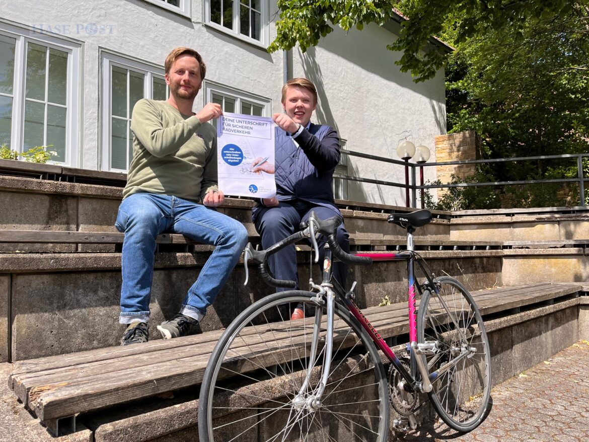 (von links) Daniel Doerk vom Radentscheid und Linus Sandkämper, Pressesprecher des Jugendparlaments stehen für dieselbe Sache ein. / Foto: Kathrin Pohlmann