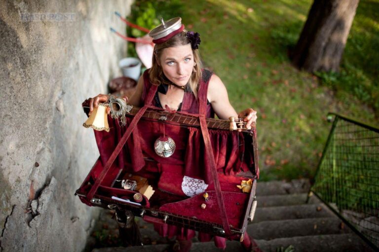 Auch Etta Streicher präsentiert beim Kulturflohmarkt im Rahmen der Veranstaltungsreihe „Wunderkammer Piesberg“ ihre Schätze aus dem Koffer. / Foto: Rike Radloff