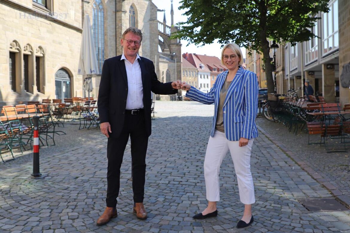 Jörn Hasenfuß, Geschäftsführer von Volkswagen Osnabrück, und Oberbürgermeisterin Katharina Pötter freuen sich auf den Volkswagen Cup 2022 / Foto: Stadt Osnabrück