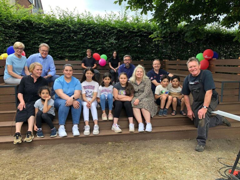 Geschafft: Die neue Terrasse wird eingeweiht. (von links) Maja Carstens (Mitarbeiterin der Arche Osnabrück), Archekids, Stephanie Koopmanns (Einrichtungsleiterin), Archekids, Hans Herrmann Holtgreife, Barbara Klemp (Vermieterin der Einrichtung), Herbert Holtgreife (Gründer von Solarlux), Thomas Bungert (Bereichsleiter bei Solarlux), Frank Heise (Produktionsleiter bei Solarlux), Julian Brückner und Julia Renje (Auszubildende bei Solarlux) / Foto: Solarlux GmbH