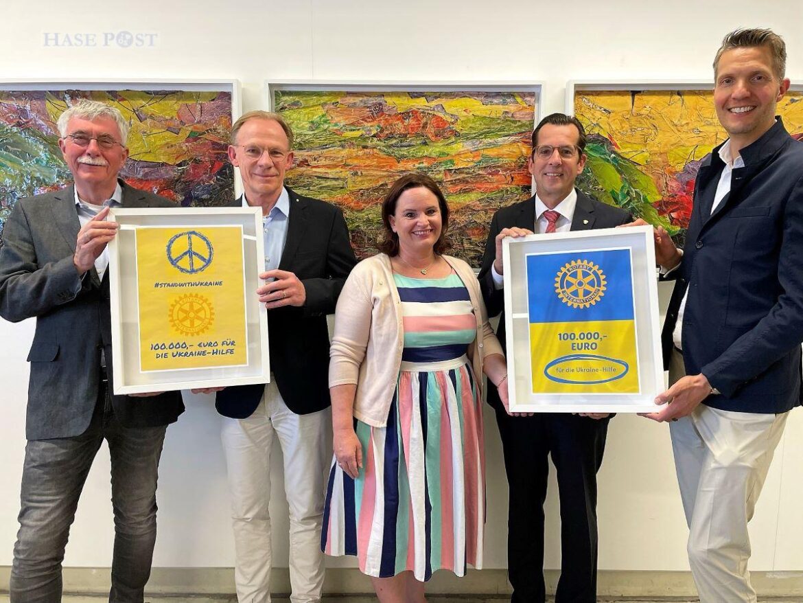 Die Osnabrücker Rotary Clubs haben Spenden zur Unterstützung ukrainischer Geflüchteter gesammelt: (von links nach rechts) Henning Schliephake, Dr. Stephan Hermes, Julia Kaufhold, René Riesner, Jan-Felix Simon / Foto: Rotary Club Osnabrück, Jan-Felix Simon