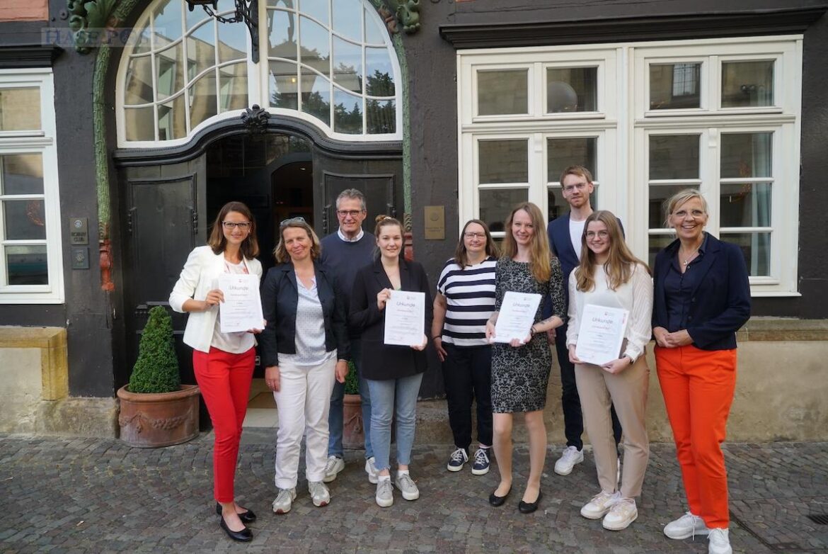 (von links) Andrea Ramaj, Gabriele Witte, Günter Sandfort, Louisa Peters, Martina Tranel, Janna Dreckkötter, Dominik Thiering, Jasmin Bültel und die stv. Caritasdirektorin Johanna Sievering bei der Verleihung des CariAward. / Foto: Caritas Osnabrück
