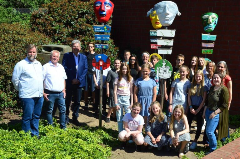 Zum 50-jährigen Bestehen überreichten Schulen aus dem Kreisgebiet dem Landkreis Osnabrück vier Friedenszeichen. / Foto: Landkreis Osnabrück / Henning Müller-Detert
