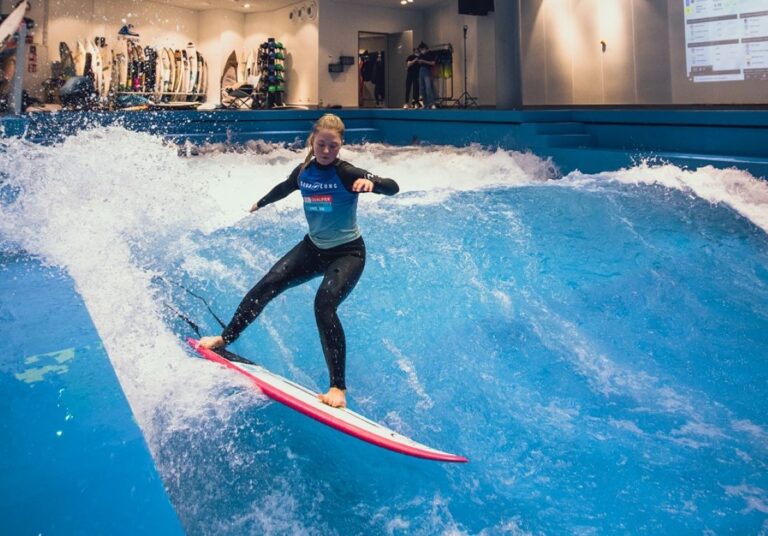 Wellenreiten in Osnabrück - Das ermöglicht die Sport mit Herz - Stiftung zehn Kindern im Sommer 2022. / Foto: Matze Ried