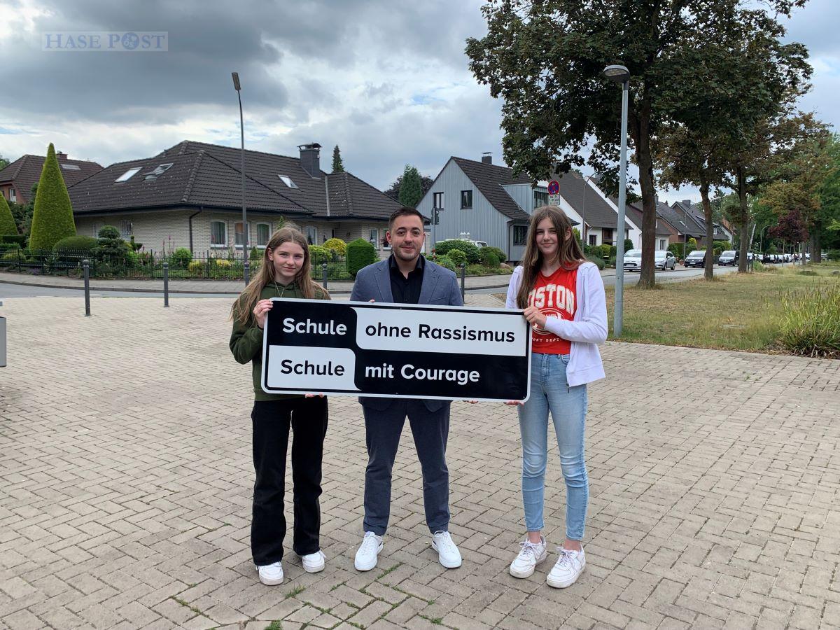 Manuel Gava und engagierte Schüler der 6. Klasse lassen Diskriminierung keinen Raum an der IGS Osnabrück. / Foto: SchweerVielfalt: IGS Osnabrück ist jetzt Schule ohne Rassismus