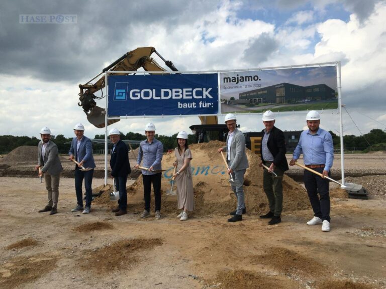 Mit dem Spatenstich für das neue Logistikzentrum von majamo ist ein wichtiger Schritt gefeiert worden. Über den Baubeginn freuten sich Vertreterinnen und Vertreter von majamo, dem Bauunternehmen Goldbeck Münster, der Stadt Bramsche sowie der Lokalpolitik (von links): Henning Güttler (Leiter Projektmanagement Goldbeck), Klaus Sandhaus (Wirtschaftsförderer), Karl-Georg Görtemöller (Ortsbürgermeister), Florian Bussmann (majamo Geschäftsführer), Maria Bussmann (majamo Geschäftsführerin), Christian Müller (Baudirektor), Heiner Pahlmann (Bürgermeister) und Sebastian Künne (Projektleiter Goldbeck). / Foto: Goldbeck GmbH