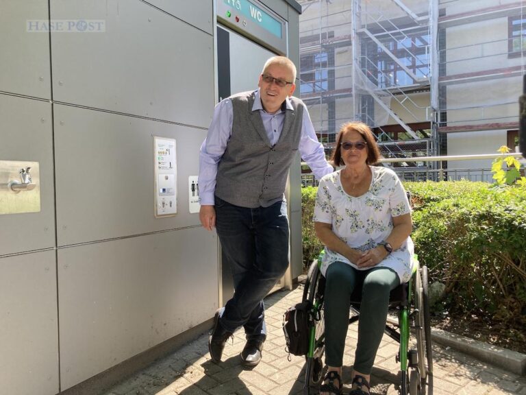 Bernard Manning und Petra Mathiske vor der neuen Toilettenanlage an der Kamp-Promenade. / Foto: Schulte