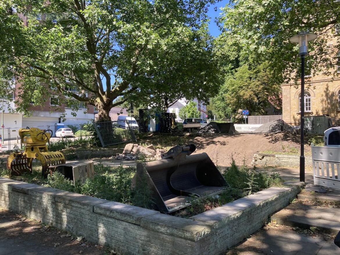 Die Arbeiten vor der VHS haben bereits begonnen. / Foto: Schulte