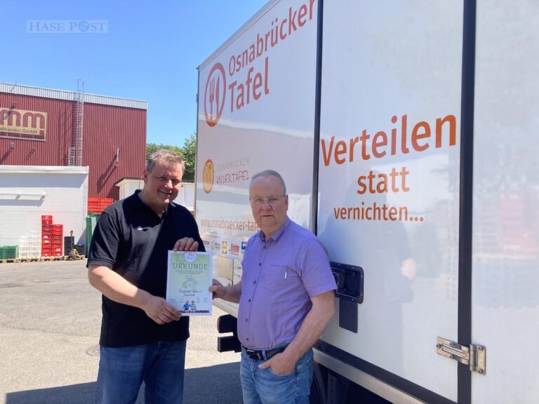 Martin Prust übergibt Hermann Große-Marke 1.000 Euro für die Osnabrücker Kindertafel. / Foto: Schulte