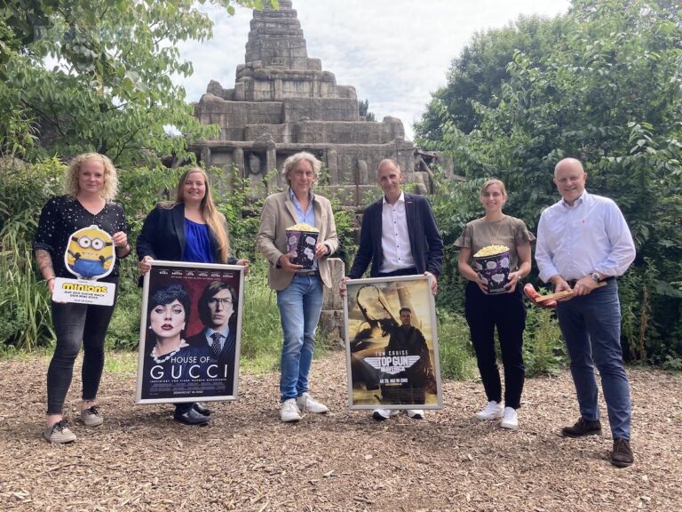 (von links) Jennifer Ludwig (Zoo Osnabrück), Saskia Motz (HALL OF FAME), Alexander Thye (Moviescreens), Kai Schaupmann (Joh. Wolfgang Fischer), Eva-Maria Wulfert (Rahenbrock Gruppe) sowie Rudolf Festag (Kinnius) freuen sich auf die Veranstaltungsreihe, die vom 28. Juli bis 27. August läuft. / Foto: Schulte