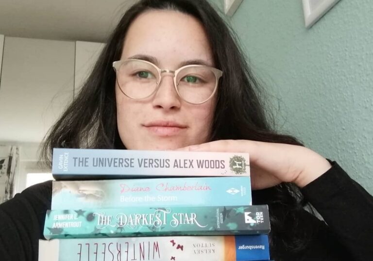 Lesen ist ihr Hobby: Buchbloggerin Anastasia Pukhovich hat bereits in diesem Jahr um die 70 Bücher gelesen. / Foto: Pukhovich