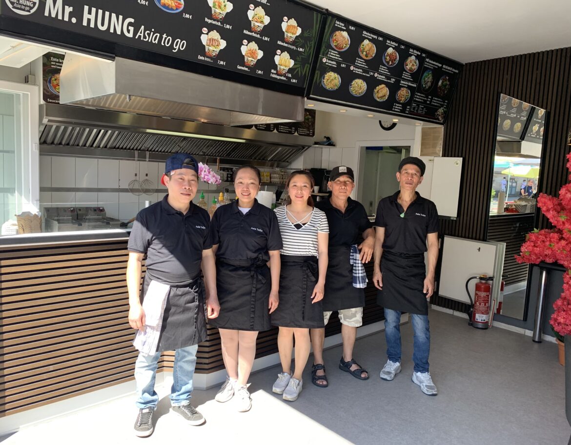 Thuy Vo Dan (mitte) mit dem weiteren "Mr. Hung"-Team.