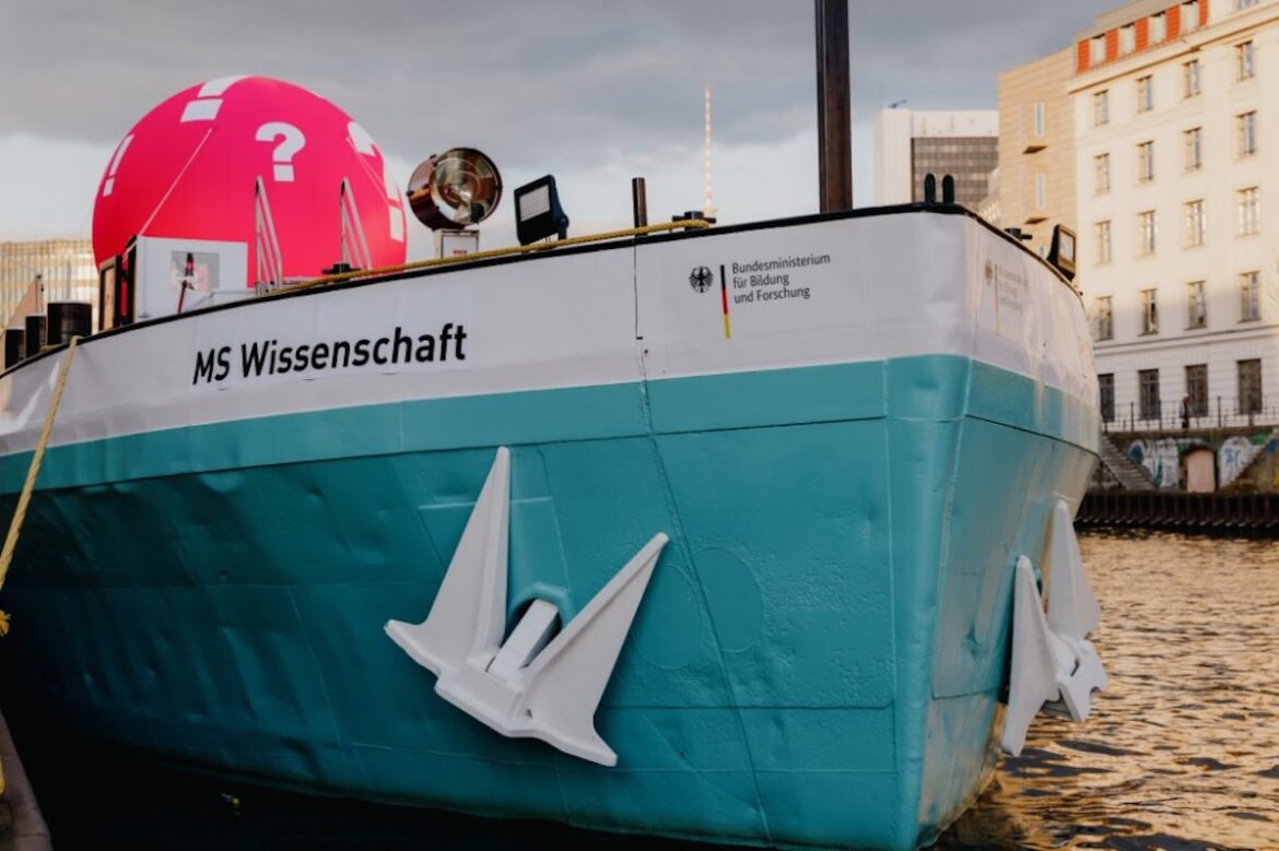 Die MS Wissenschaft startete ihre Tour im Wissenschaftsjahr 2022 am 3. Mai in Berlin und besucht 2022 mehr als 30 Städte in Deutschland. / Foto: Ilja C. Hendel/Wissenschaft im Dialog