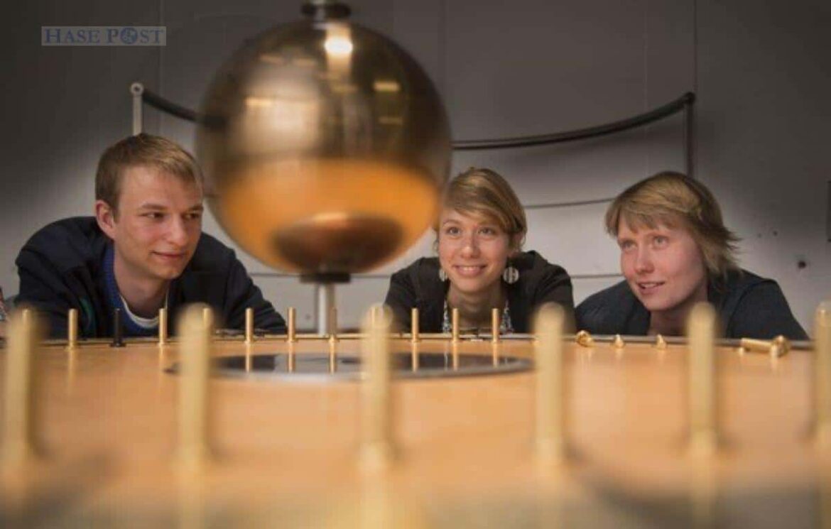 Physik erleben: Wie hier beim Foucaultschen Pendel - dazu lädt das Probestudium ein. Foto: Uwe Lewandowski