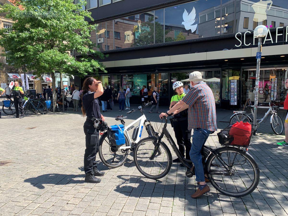 (von links) Eine Mitarbeiterin vom Ordnungsamt und Polizeioberkommissarin Cornelia Paßen kontrollieren einen Fahrradfahrer auf der Großen Straße. / Foto: Schweer