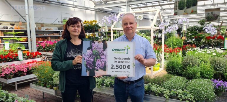 Dehner-Marktleiterin Jessica Hornschuh übergab den symbolischen Scheck im Dehner Garten-Center Osnabrück an Hermann Große-Marke, Erster Vorsitzender der Osnabrücker Tafel. / Foto: dot.communications GmbH