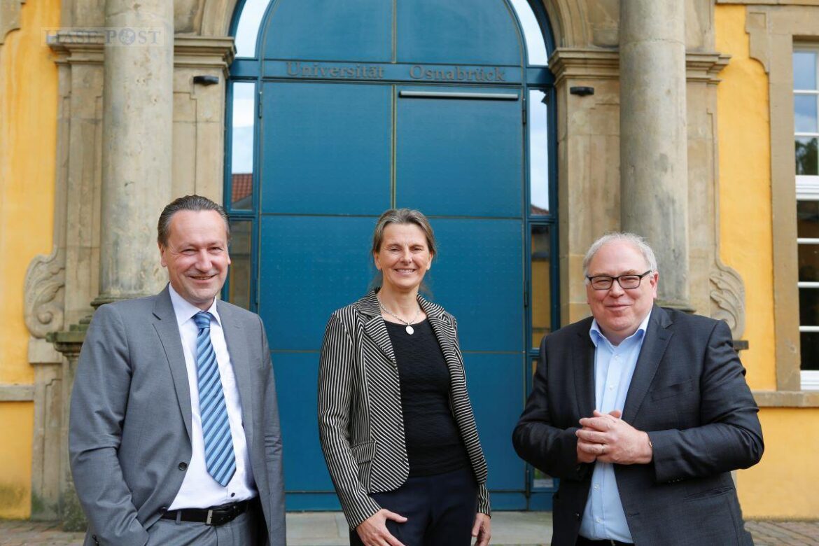 Der Senat der Universität Osnabrück hat Prof. Dr. Andrea Lenschow (Mitte) als neue Vizepräsidentin und Prof. Dr. Jochen Oltmer (rechts) als neuen Vizepräsidenten in das fünfköpfige zentrale Leitungsgremium der Uni gewählt. Per Wiederwahl wurde Prof. Dr. Kai-Uwe Kühnberger (links) als Vizepräsident im Amt bestätigt. / Foto: Uni Osnabrück, Jens Raddatz