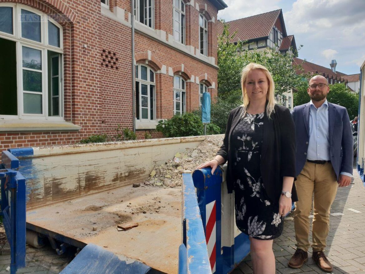 Verschafften sich auf der Baustelle einen Eindruck vom Verlauf der Arbeiten: Bürgermeisterin Jutta Dettmann und Stadtbaurat Frithjof Look. / Foto: Stadt Melle