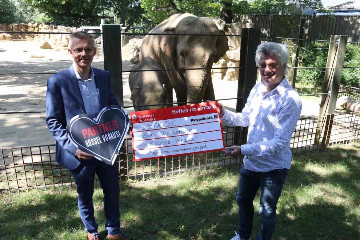 Zoogeschäftsführer Andreas Busemann (rechts) dankt dem neuen „Rüssel voraus!“-Partner Hartmut Voigt, Regionalgeschäftsführer Norddeutschland bei Piepenbrock, für das besondere Engagement für die Elefanten. / Foto: Zoo Osnabrück / Lisa Simon