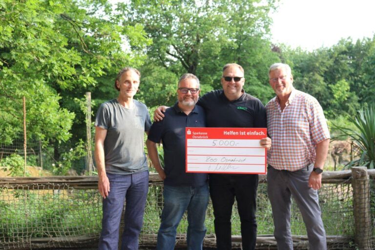 Weitere 5.000 Euro hat die „Testzentrum Zoo UG“ an den Zoo Osnabrück übergeben. Insgesamt hat das Testzentrum damit bereits 30.000 Euro an den Zoo Osnabrück gespendet. Jens Schaffhäuser (Geschäftsführer „Testzentrum Zoo UG“), Heiko Pohlmann (Gesellschafter „Testzentrum Zoo UG“), Michael Wend (Schatzmeister der Zoogesellschaft Osnabrück e.V.) und Joachim Fiedler (Geschäftsführer „Testzentrum Zoo UG“) / Foto: Lisa Simon, Zoo Osnabrück