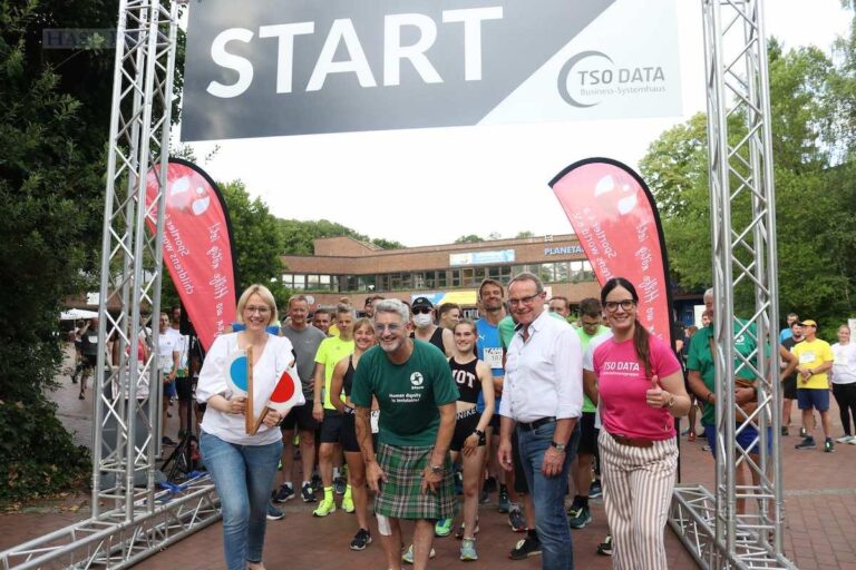 Oberbürgermeisterin Katharina Pötter eröffnete um 19 Uhr den Lauf für die rund 280 Läuferinnen und Läufer des 10 Kilometer Hauptlaufs mit Zeitnahme beim 8. Osnabrücker Zoo-Lauf. / Foto: Zoo Osnabrück / Lisa Simon