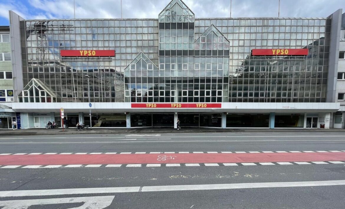 Blick auf das YPSO-Gebäude