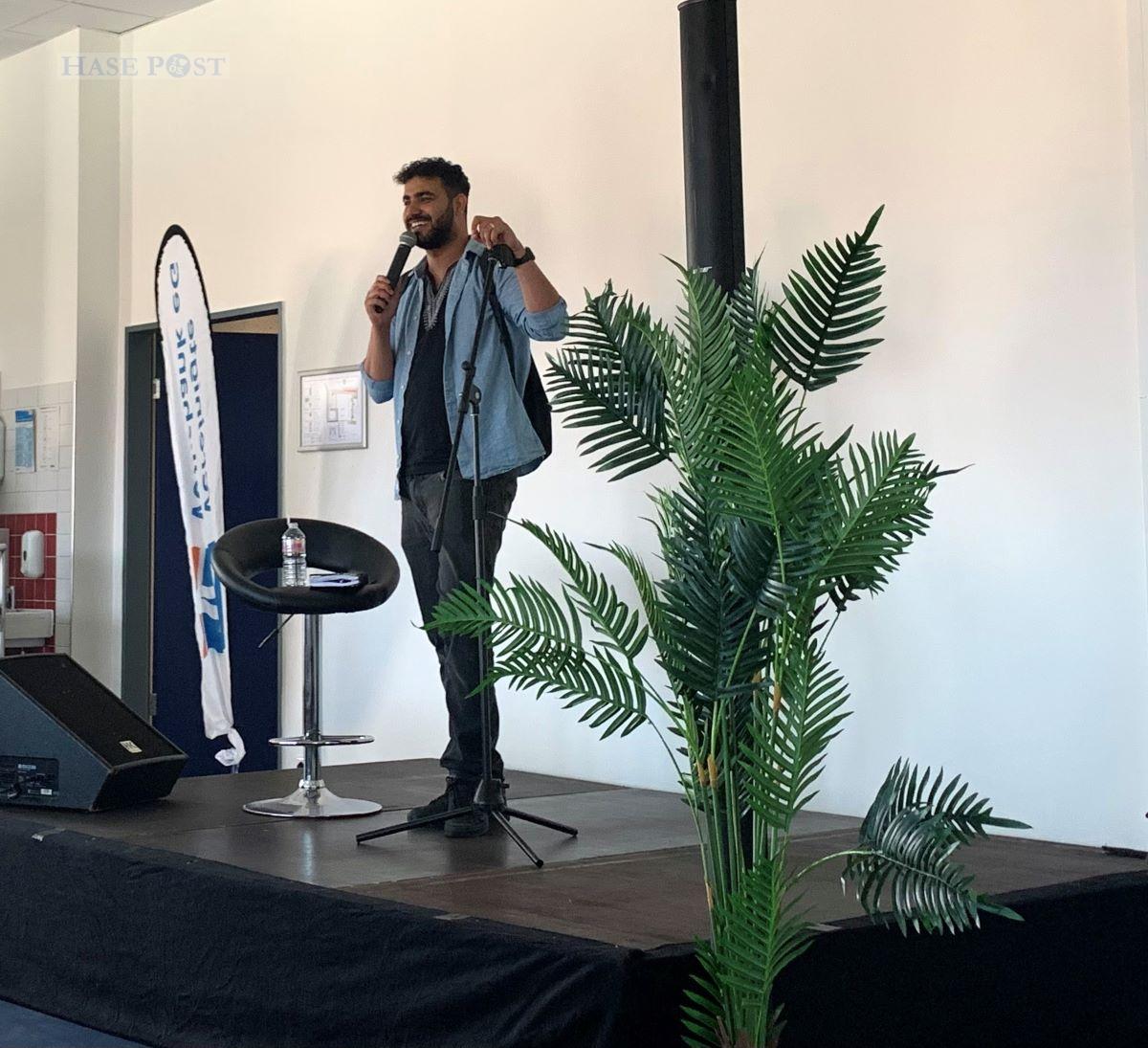 Comedian Amjad bei seinen Auftritt in der BBS Pottgraben. / Foto: Schweer