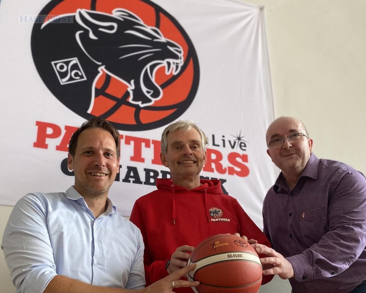 (von links) Sascha Bartsch (OSC), Johannes Busmann (Prowind) und Axel Voß (team4media) freuen sich auf die weiterhin enge Zusammenarbeit bei den Panthers. / Foto: OSC