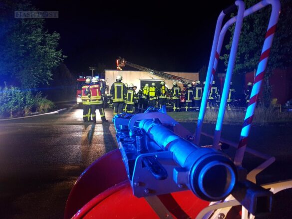Feuer in Gewerbehalle in Melle – War Blitzeinschlag der Auslöser?