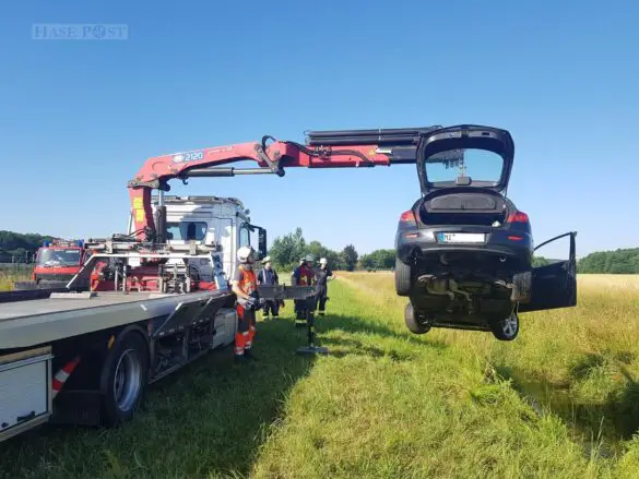 Verlassender PKW kopfüber in Bach in Melle gefunden