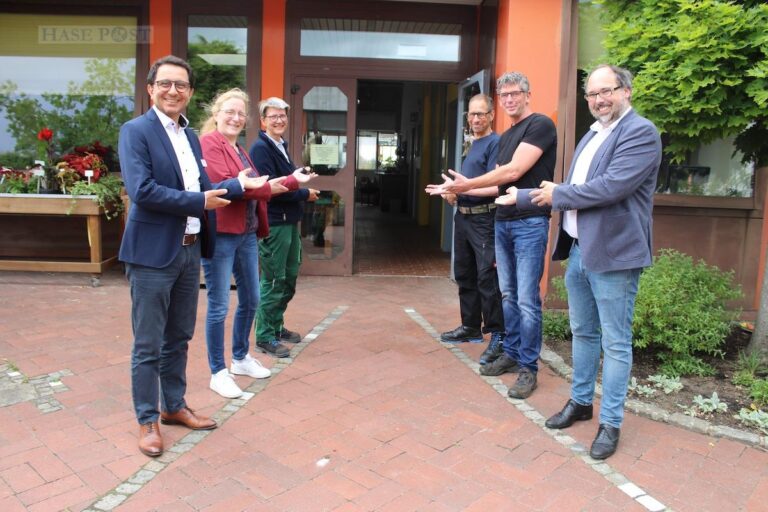 Gemeinsam laden die Kooperationsmitglieder (von links) Dr. Osman Mersinli (AMEOS Klinikum Osnabrück), Dr. Cornelia Kammann, Beate Flockenhaus, Reinert Baber, Martin Leigers sowie Markus Janßen (alle HHO) in die Gärtnerei ein. / Foto: AMEOS