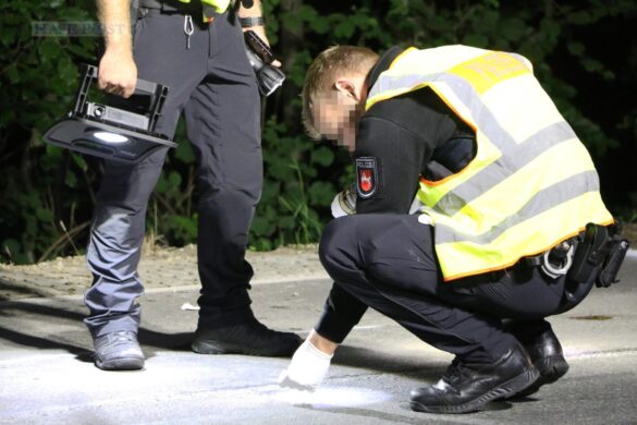 Personengruppe von Auto erfasst, Polizist untersucht Spuren Polizist untersucht Spuren